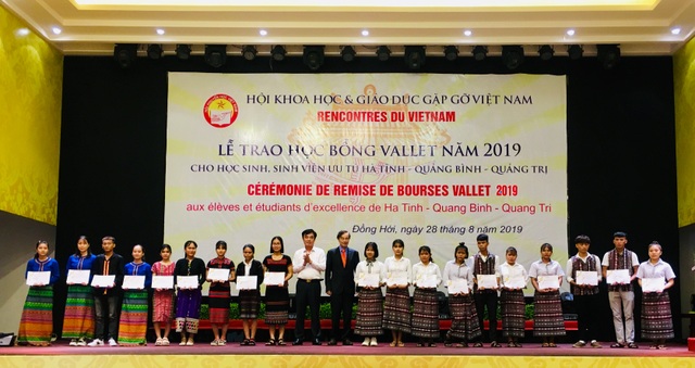 Trao gần 3 tỷ đồng học bổng Vallet đến HS, SV nghèo vượt khó 3 tỉnh miền Trung - 2 Trao gần 3 tỷ đồng học bổng Vallet đến HS, SV nghèo vượt khó 3 tỉnh miền Trung - 2