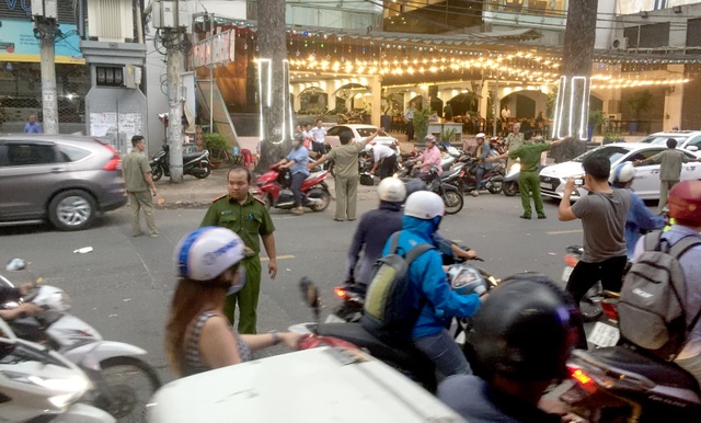 Người đàn ông bị chém gần đứt cánh tay trên phố Sài Gòn - 1