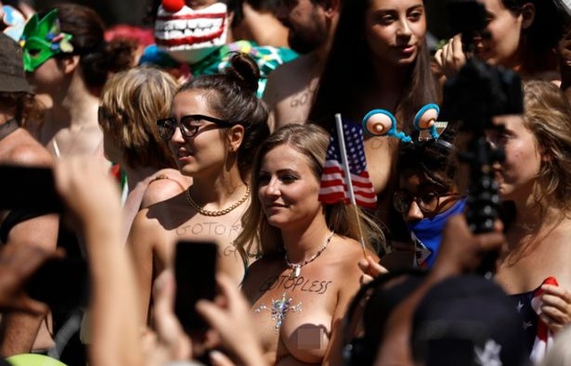 Phụ nữ ngực trần diễu hành ở New York, đòi quyền được “thả rông” - Ảnh minh hoạ 3