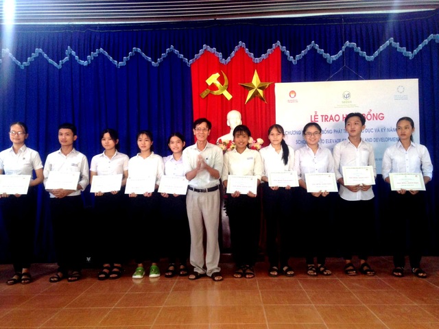 Trao học bổng đến học sinh sinh viên Quảng Nam Trao học bổng đến học sinh sinh viên Quảng Nam