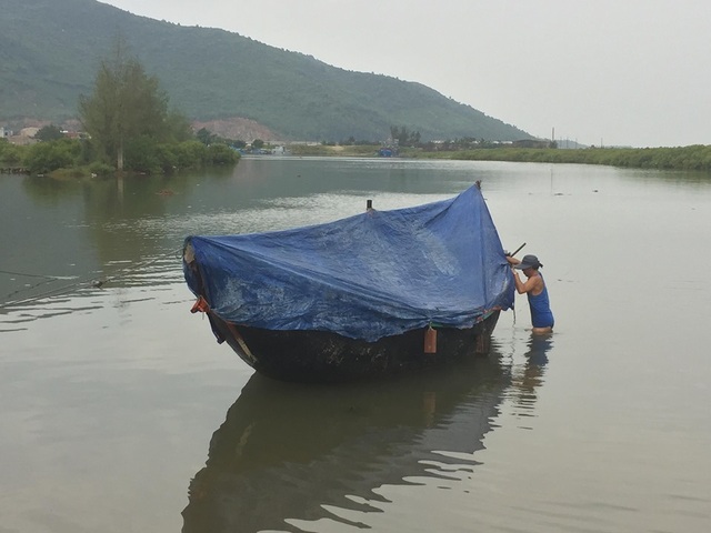 Nhiều tỉnh miền Trung hối hả chống bão - 12 Nhiều tỉnh miền Trung hối hả chống bão - 12