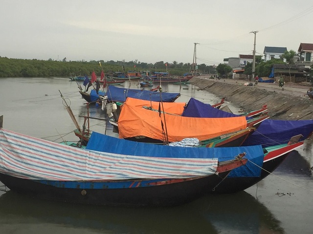 Nhiều tỉnh miền Trung hối hả chống bão - 11 Nhiều tỉnh miền Trung hối hả chống bão - 11