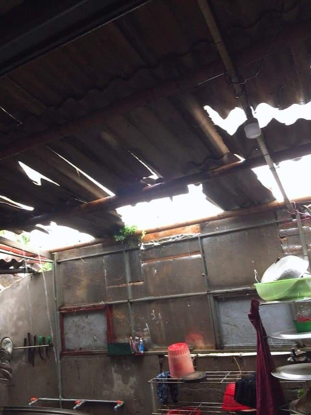 Lốc xoáy thổi sập nhà dân, 2 người bị thương - 1 Lốc xoáy thổi sập nhà dân, 2 người bị thương - 1
