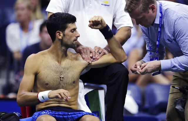 US Open 2019: Gặp chấn thương vai, Djokovic nén đau để giành quyền đi tiếp