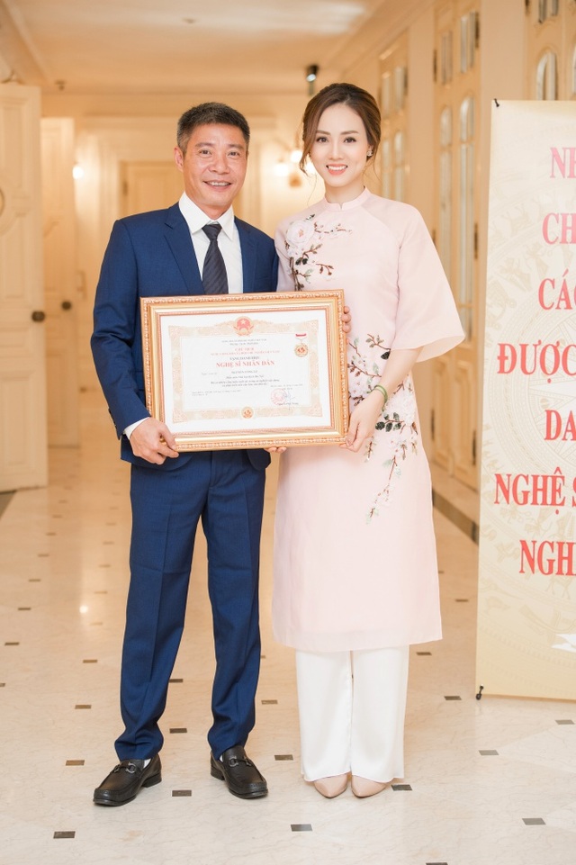 Bạn gái Công Lý tiết lộ điều xúc động ngày “cô Đẩu” nhận danh hiệu NSND - 3 Bạn gái Công Lý tiết lộ điều xúc động ngày “cô Đẩu” nhận danh hiệu NSND - 3