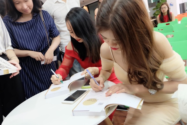 Cuộc trò chuyện truyền cảm hứng tại buổi ra mắt sách Rạng danh tài trí Việt năm châu - 6 Cuộc trò chuyện truyền cảm hứng tại buổi ra mắt sách Rạng danh tài trí Việt năm châu - 6