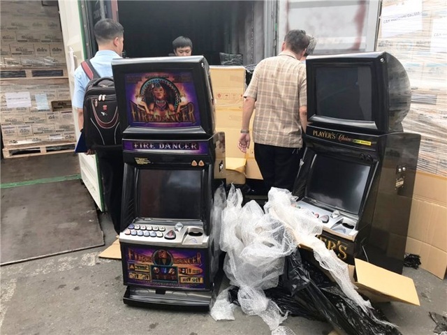 Doanh nghiệp nhập cả container máy đánh bạc cũ nhưng khai báo là “bàn làm việc” - 1 Doanh nghiệp nhập cả container máy đánh bạc cũ nhưng khai báo là “bàn làm việc” - 1