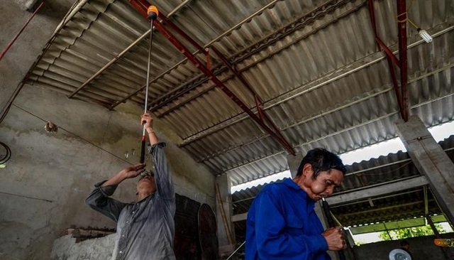 Nam Định: Phập phù nghề thổi thuỷ tinh Xối Chì - 1 Nam Định: Phập phù nghề thổi thuỷ tinh Xối Chì - 1
