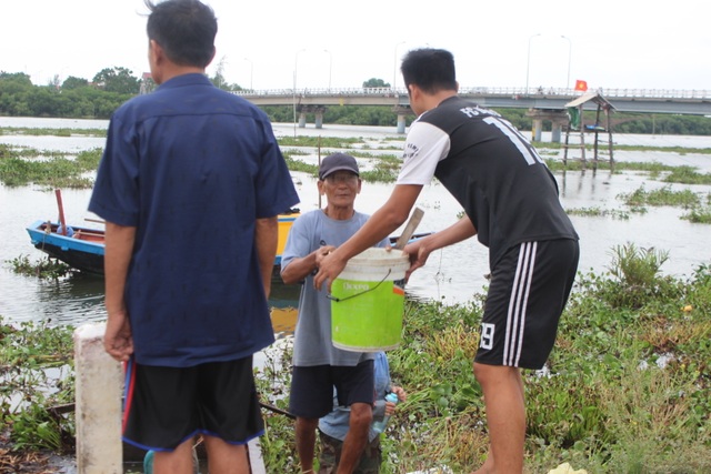 Người dân gạt bèo gánh cá đặc sản chạy mưa bão - 1 Người dân gạt bèo gánh cá đặc sản chạy mưa bão - 1