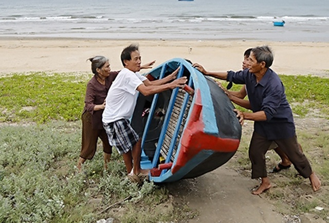 Ngư dân Hà Tĩnh chạy đua thời gian đưa tàu thuyền vào âu tránh bão - 7 Ngư dân Hà Tĩnh chạy đua thời gian đưa tàu thuyền vào âu tránh bão - 7