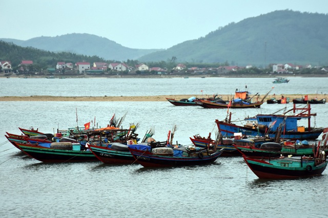 Ngư dân Hà Tĩnh chạy đua thời gian đưa tàu thuyền vào âu tránh bão - 6 Ngư dân Hà Tĩnh chạy đua thời gian đưa tàu thuyền vào âu tránh bão - 6
