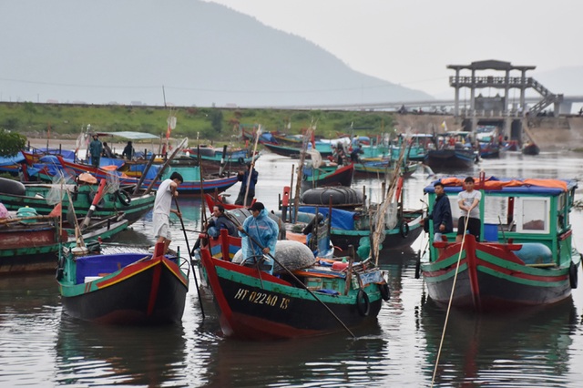 Ngư dân Hà Tĩnh chạy đua thời gian đưa tàu thuyền vào âu tránh bão - 8 Ngư dân Hà Tĩnh chạy đua thời gian đưa tàu thuyền vào âu tránh bão - 8