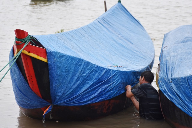 Ngư dân Hà Tĩnh chạy đua thời gian đưa tàu thuyền vào âu tránh bão - 4 Ngư dân Hà Tĩnh chạy đua thời gian đưa tàu thuyền vào âu tránh bão - 4