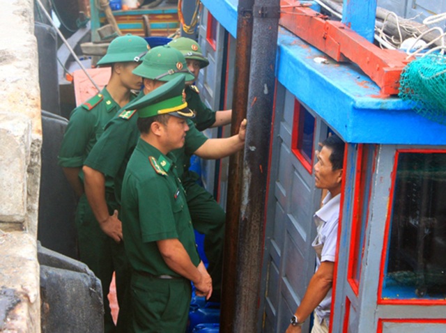 Ngư dân Hà Tĩnh chạy đua thời gian đưa tàu thuyền vào âu tránh bão - 9 Ngư dân Hà Tĩnh chạy đua thời gian đưa tàu thuyền vào âu tránh bão - 9