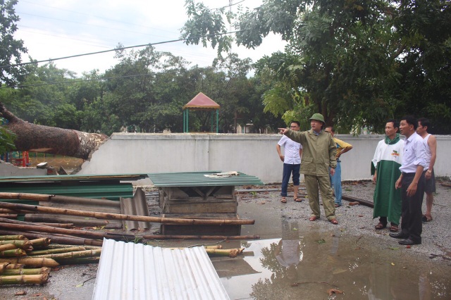 Giông lốc tàn phá hàng chục ngôi nhà, hàng trăm cây xanh - 18 Giông lốc tàn phá hàng chục ngôi nhà, hàng trăm cây xanh - 18