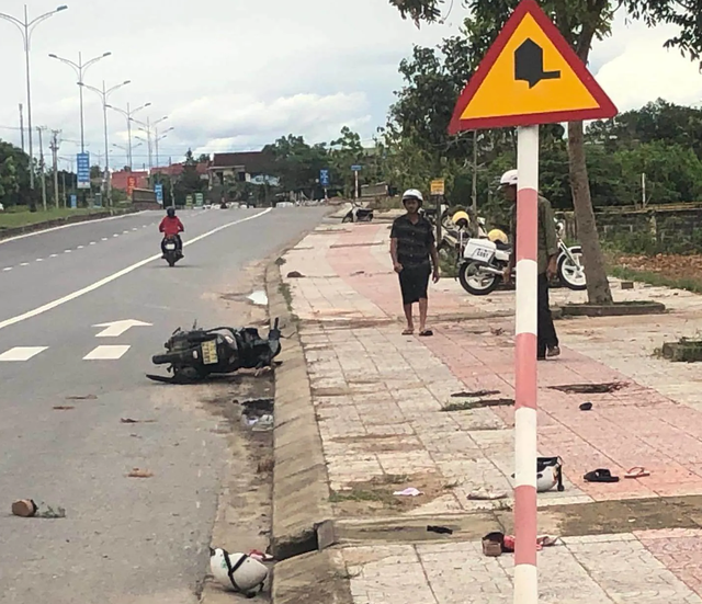 Con dâu chở mẹ chồng bằng xe máy lao vào cột biển báo giao thông tử vong - 1 Con dâu chở mẹ chồng bằng xe máy lao vào cột biển báo giao thông tử vong - 1