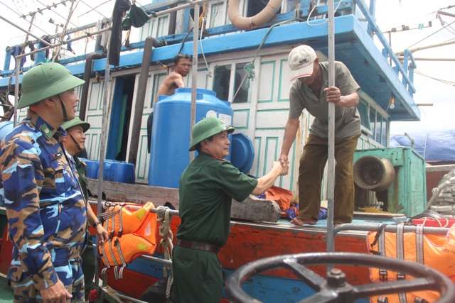 Cứu hộ tàu cá hỏng máy cùng 14 thuyền viên vào bờ an toàn - 4 Cứu hộ tàu cá hỏng máy cùng 14 thuyền viên vào bờ an toàn - 4