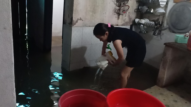 Dân thành phố khốn khổ vì... lội nước ngập - 12 Dân thành phố khốn khổ vì... lội nước ngập - 12