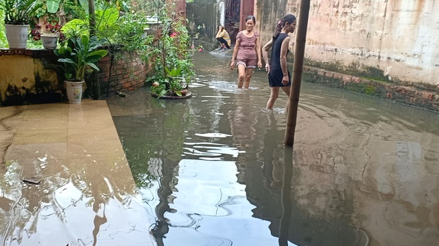 Dân thành phố khốn khổ vì... lội nước ngập - 14 Dân thành phố khốn khổ vì... lội nước ngập - 14