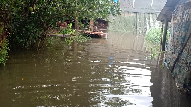 Dân thành phố khốn khổ vì... lội nước ngập - 5 Dân thành phố khốn khổ vì... lội nước ngập - 5