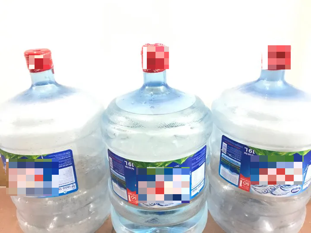 Vụ cháy Cty Rạng Đông, người dân đã phải đi chợ xa mua thực phẩm, nước sạch về dùng - 5 Vụ cháy Cty Rạng Đông, người dân đã phải đi chợ xa mua thực phẩm, nước sạch về dùng - 5