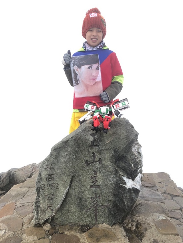 Thực hiện lời hứa với mẹ, bé 8 tuổi chinh phục đỉnh núi cao 3952 mét - Ảnh minh hoạ 2