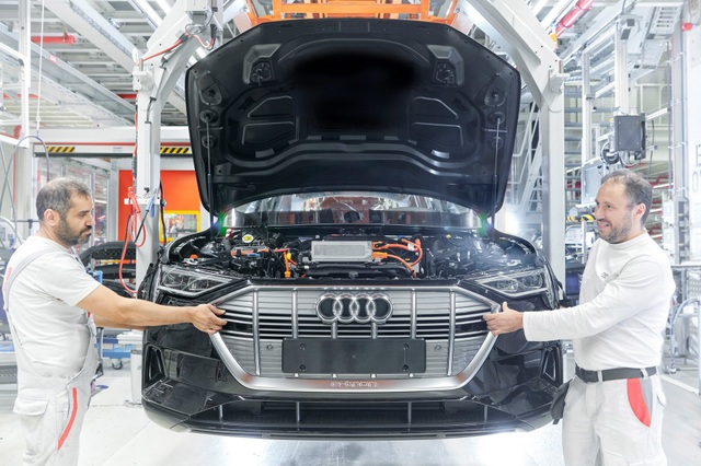 Audi cũng phải tìm đến Trung Quốc mua pin cho xe chạy điện - 1