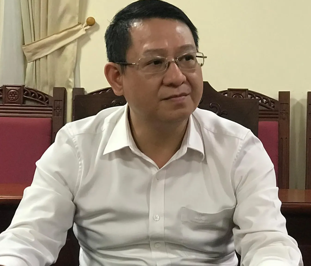 Vụ học sinh ngã gãy chân ở trường: Hiệu trưởng từng vi phạm kỷ luật - 1 Vụ học sinh ngã gãy chân ở trường: Hiệu trưởng từng vi phạm kỷ luật - 1