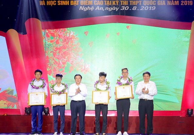Nghệ An tuyên dương 113 học sinh đạt giải quốc tế, quốc gia và học sinh đạt điểm cao - 5 Nghệ An tuyên dương 113 học sinh đạt giải quốc tế, quốc gia và học sinh đạt điểm cao - 5