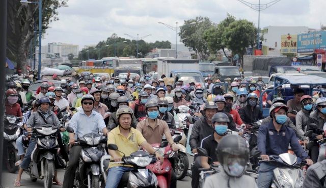 Giao thông cửa ngõ Sài Gòn ùn tắc cục bộ vì tai nạn chết người - 2 Giao thông cửa ngõ Sài Gòn ùn tắc cục bộ vì tai nạn chết người - 2