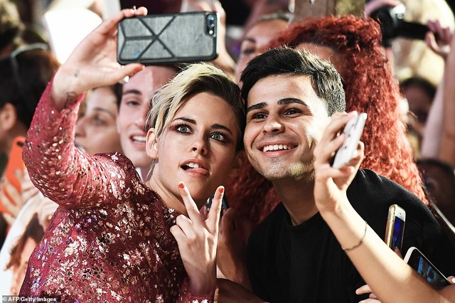 Kristen Stewart nữ tính bất ngờ - 9 Kristen Stewart nữ tính bất ngờ - 9