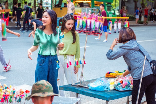 Châu Bùi, Khả Ngân trổ tài làm bánh cuốn “siêu to khổng lồ” tại chương trình City Girls - 6 Châu Bùi, Khả Ngân trổ tài làm bánh cuốn “siêu to khổng lồ” tại chương trình City Girls - 6