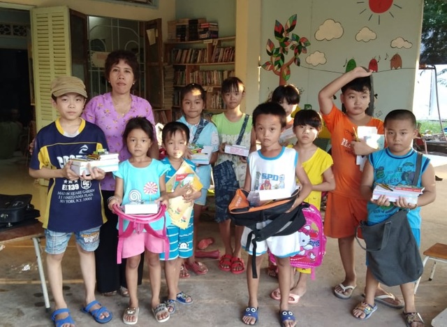 Cô giáo một buổi đi dạy, một buổi đội nắng đi xin sách cho học trò - 4 Cô giáo một buổi đi dạy, một buổi đội nắng đi xin sách cho học trò - 4