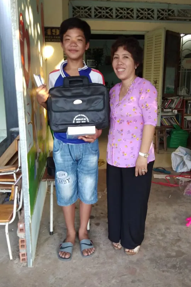 Cô giáo một buổi đi dạy, một buổi đội nắng đi xin sách cho học trò - 5 Cô giáo một buổi đi dạy, một buổi đội nắng đi xin sách cho học trò - 5
