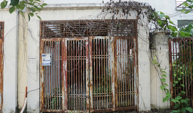 Lạ kỳ: Đất Hà Nội đắt đỏ, biệt thự xây xong bỏ hoang, nhếch nhác như “ổ chuột” - 2 Lạ kỳ: Đất Hà Nội đắt đỏ, biệt thự xây xong bỏ hoang, nhếch nhác như “ổ chuột” - 2