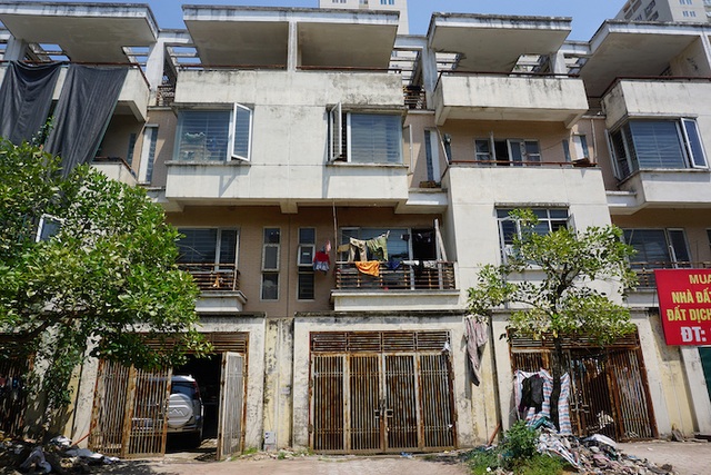 Lạ kỳ: Đất Hà Nội đắt đỏ, biệt thự xây xong bỏ hoang, nhếch nhác như “ổ chuột” - 5 Lạ kỳ: Đất Hà Nội đắt đỏ, biệt thự xây xong bỏ hoang, nhếch nhác như “ổ chuột” - 5