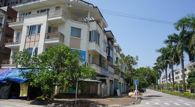 Lạ kỳ: Đất Hà Nội đắt đỏ, biệt thự xây xong bỏ hoang, nhếch nhác như “ổ chuột” - 6 Lạ kỳ: Đất Hà Nội đắt đỏ, biệt thự xây xong bỏ hoang, nhếch nhác như “ổ chuột” - 6