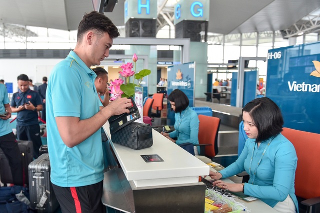 HLV Park Hang Seo cùng đội tuyển Việt Nam lên đường sang Thái Lan - 11 HLV Park Hang Seo cùng đội tuyển Việt Nam lên đường sang Thái Lan - 11