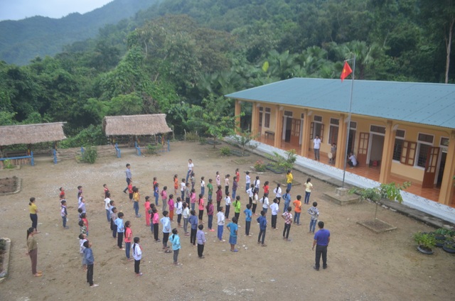 Giáo viên, học sinh băng rừng lội suối về nhà vui Tết độc lập - 1 Giáo viên, học sinh băng rừng lội suối về nhà vui Tết độc lập - 1