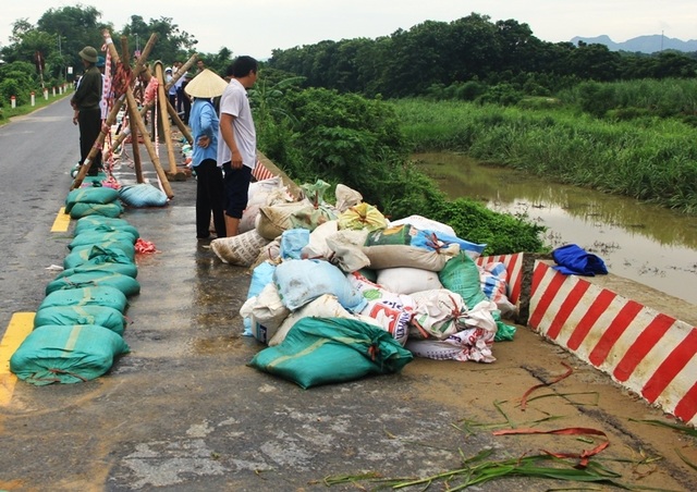 Xuất hiện vết sạt nguy hiểm trên đê hữu sông Chu - 2