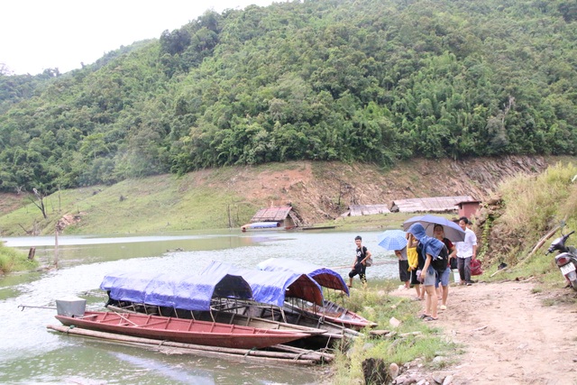 Giáo viên, học sinh băng rừng lội suối về nhà vui Tết độc lập - 7 Giáo viên, học sinh băng rừng lội suối về nhà vui Tết độc lập - 7