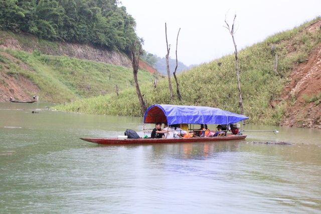 Giáo viên, học sinh băng rừng lội suối về nhà vui Tết độc lập - 9 Giáo viên, học sinh băng rừng lội suối về nhà vui Tết độc lập - 9