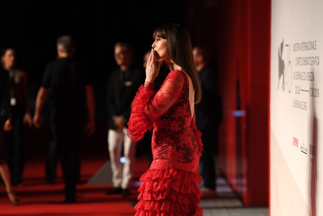 Monica Bellucci: 55 tuổi vẫn xinh đẹp hút hồn - 3 Monica Bellucci: 55 tuổi vẫn xinh đẹp hút hồn - 3