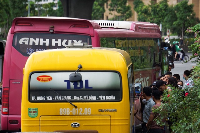 Hà Nội: Xe dù, bến cóc hoành hành dịp nghỉ lễ - 4 Hà Nội: Xe dù, bến cóc hoành hành dịp nghỉ lễ - 4
