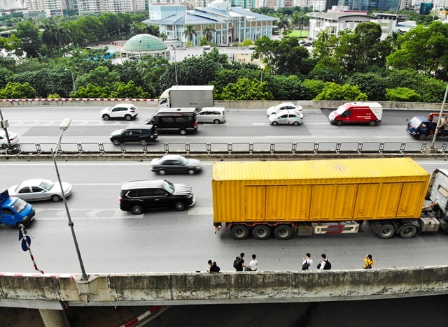 Hà Nội: Xe dù, bến cóc hoành hành dịp nghỉ lễ - 7 Hà Nội: Xe dù, bến cóc hoành hành dịp nghỉ lễ - 7