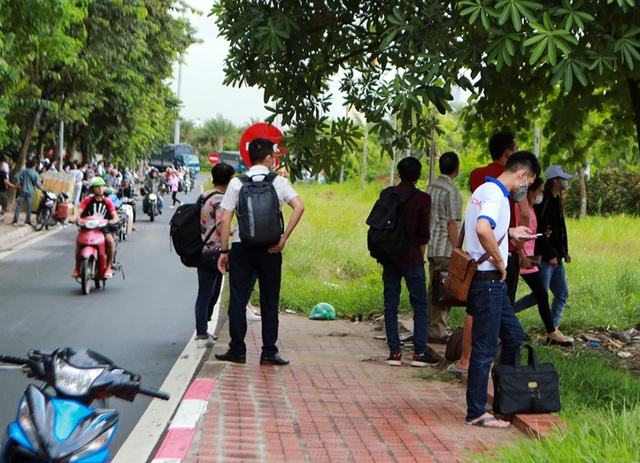 Hà Nội: Xe dù, bến cóc hoành hành dịp nghỉ lễ - 8 Hà Nội: Xe dù, bến cóc hoành hành dịp nghỉ lễ - 8