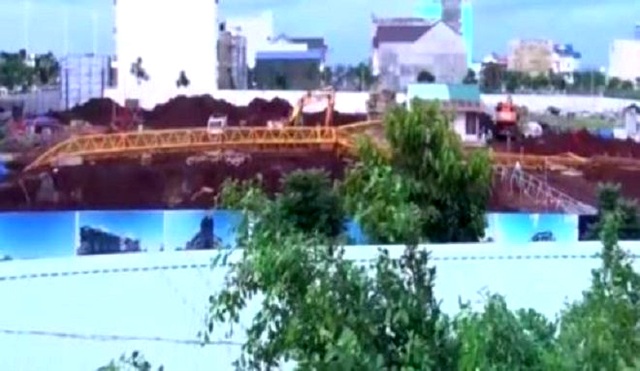 Rơi từ giàn giáo cao 30m, 2 công nhân trọng thương - 1 Rơi từ giàn giáo cao 30m, 2 công nhân trọng thương - 1