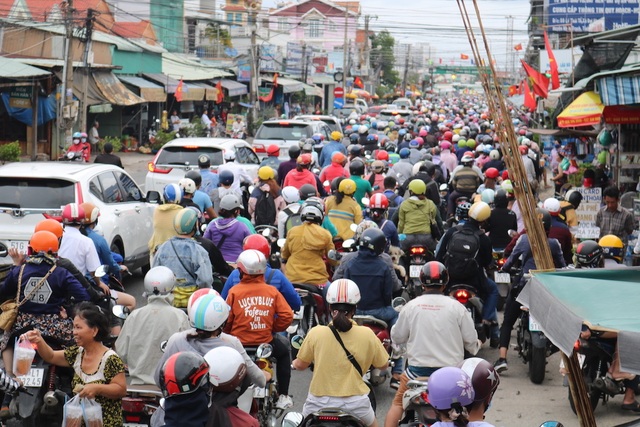 Đường trở lại TPHCM sau nghỉ lễ: Bến phà kẹt cứng, cao tốc thông thoáng - 10 Đường trở lại TPHCM sau nghỉ lễ: Bến phà kẹt cứng, cao tốc thông thoáng - 10