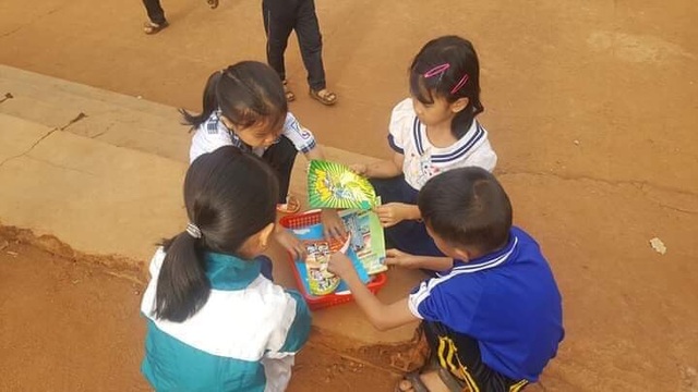 Thiết thực dự án “Thư viện về buôn” cho trẻ em nghèo - 4 Thiết thực dự án “Thư viện về buôn” cho trẻ em nghèo - 4