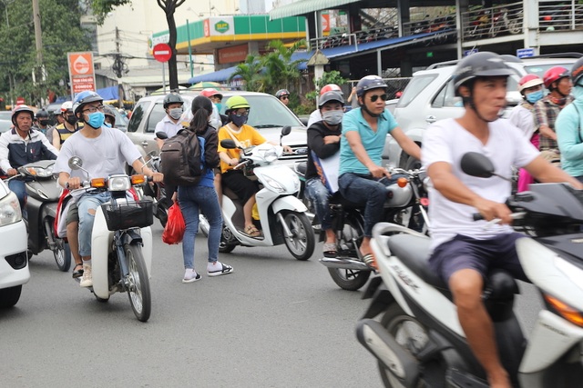 Đường trở lại TPHCM sau nghỉ lễ: Bến phà kẹt cứng, cao tốc thông thoáng - 3 Đường trở lại TPHCM sau nghỉ lễ: Bến phà kẹt cứng, cao tốc thông thoáng - 3